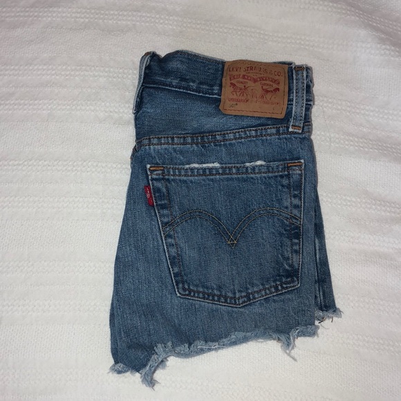 Slightly distressed woman’s Levi’s shorts - Picture 2 of 2